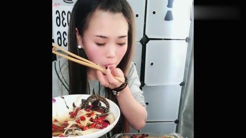 東北吃瓜小妞視頻,揭秘東北美食背后的故事