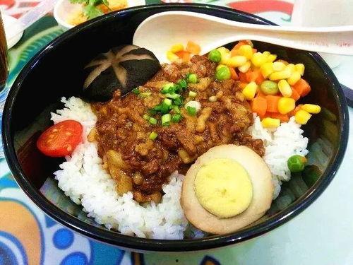 油膩網紅嘔隔夜飯,隔夜飯背后的辛酸歷程