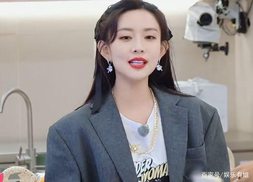 夏天女明星丸子頭發,女明星們的時尚新寵